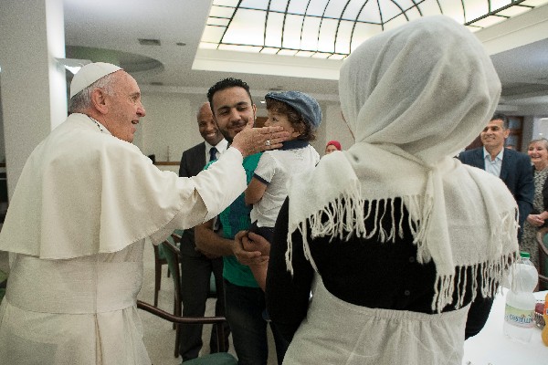 El Papa llevó juguetes y otros regalos a los niños. (Foto Prensa Libre:AFP).