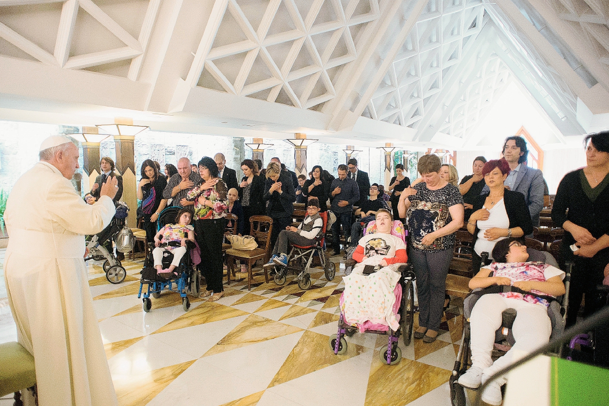 Un grupo de niños con discapacidad, se reunieron con el papa Francisco en el Vaticano.(Foto Prensa Libre:AFP).