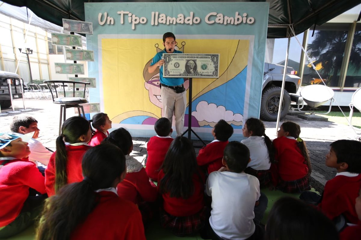 Durante el Festival de Educación Económico Financiera se imparten conferencias de diversos temas. (Foto Prensa Libre: Paulo Raquec)