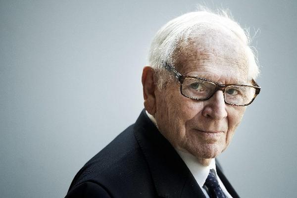 Pierre Cardin llevó la modernidad a la pasarela con diseños psicodélicos y de mucho color. (Foto Prensa Libre: EFE)