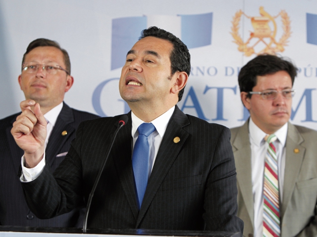El presidente Jimmy Morales, acompañado del ministro de Finanzas, Julio Héctor Estrada (derecha), enfatizó que no subirán el impuesto al consumo.