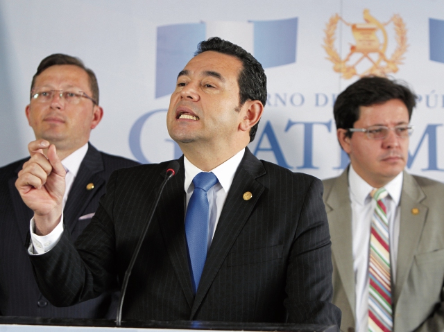 El presidente Jimmy Morales, acompañado del ministro de Finanzas, Julio Héctor Estrada (derecha), enfatizó que no subirán el impuesto al consumo.