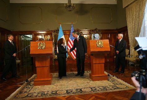 El presidente Álvaro Colom saluda a Julissa Reynoso, durante la reunión de ayer en la Casa Presidencial. Les acompañan  el embajador de EE. UU., Stephen McFarland (I),  y el canciller Haroldo Rodas.