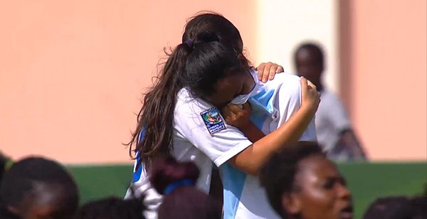 Kellin Mayen es consolada por su compañera al finalizar el encuentro frente a Haití. (Foto Prensa Libre: Cortesía Concacaf).