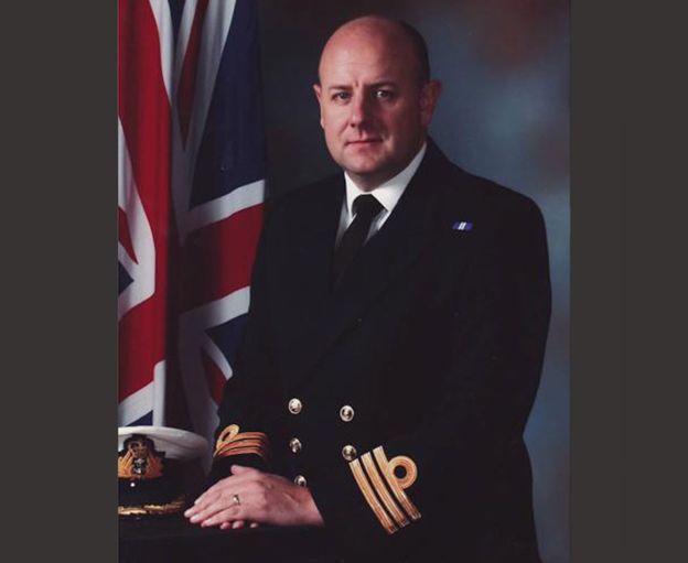 David Shutts con su uniforme de la marina británica.