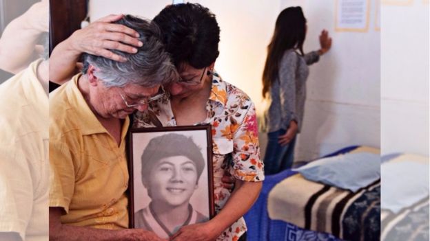 Doña Emma Theissen, de 85 años, mantiene viva la memoria de su hijo Marco Antonio. (Foto: Prensa Comunitaria)