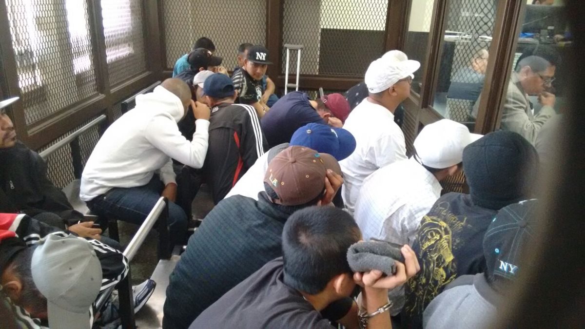 Diez integrantes de la estructura Los Coronado Locos fueron capturados por la Policía en la zona 4 de Villa Nueva Foto Prensa Libre: Hemeroteca PL