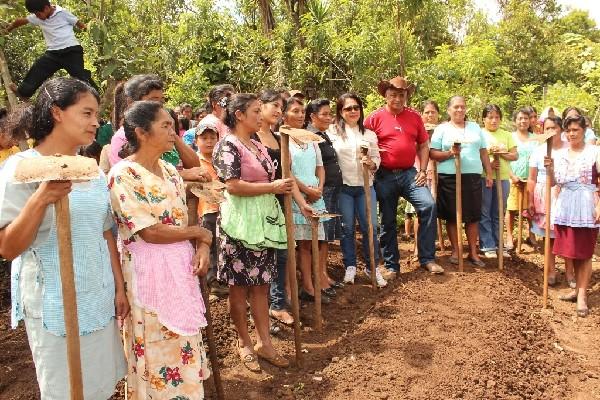 Mujeres reciben capacitación sobre huertos familiares, en Santa Rosa.