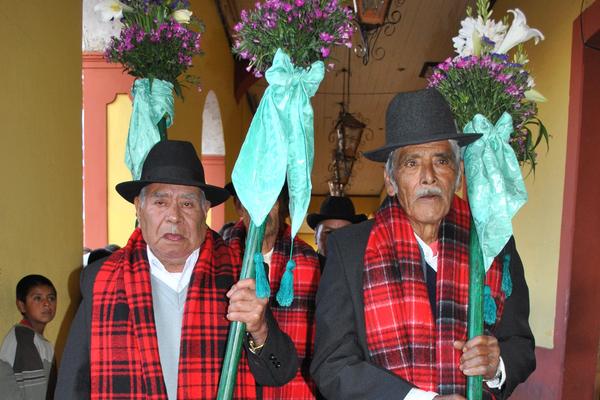 Autoridades del Pregón y danza de la Paach, recibieron reconocimiento de la Unesco. (Foto Prensa Libre: Aroldo Marroquín)<br _mce_bogus="1"/>