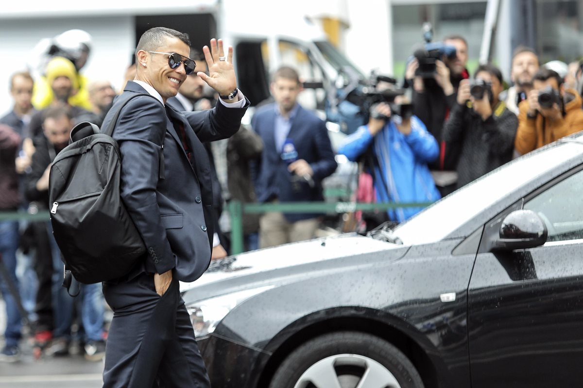 Cristiano saluda a sus fans en Rusia, donde disputará el Mundial con la selección portuguesa en el Grupo B. (Foto Prensa Libre: AFP)