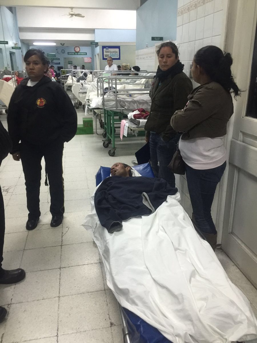 El paciente Felipe Iván Urbina Pérez, lleva más de 90 minutos sin ser atendido en la emergencia del hospital Roosevelt. (Foto Prensa Libre: Cortesía CVB)