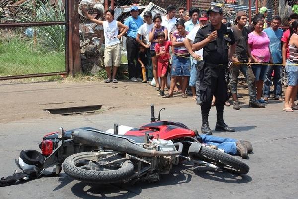 Curiosos observan   el cadáver de Rosales.