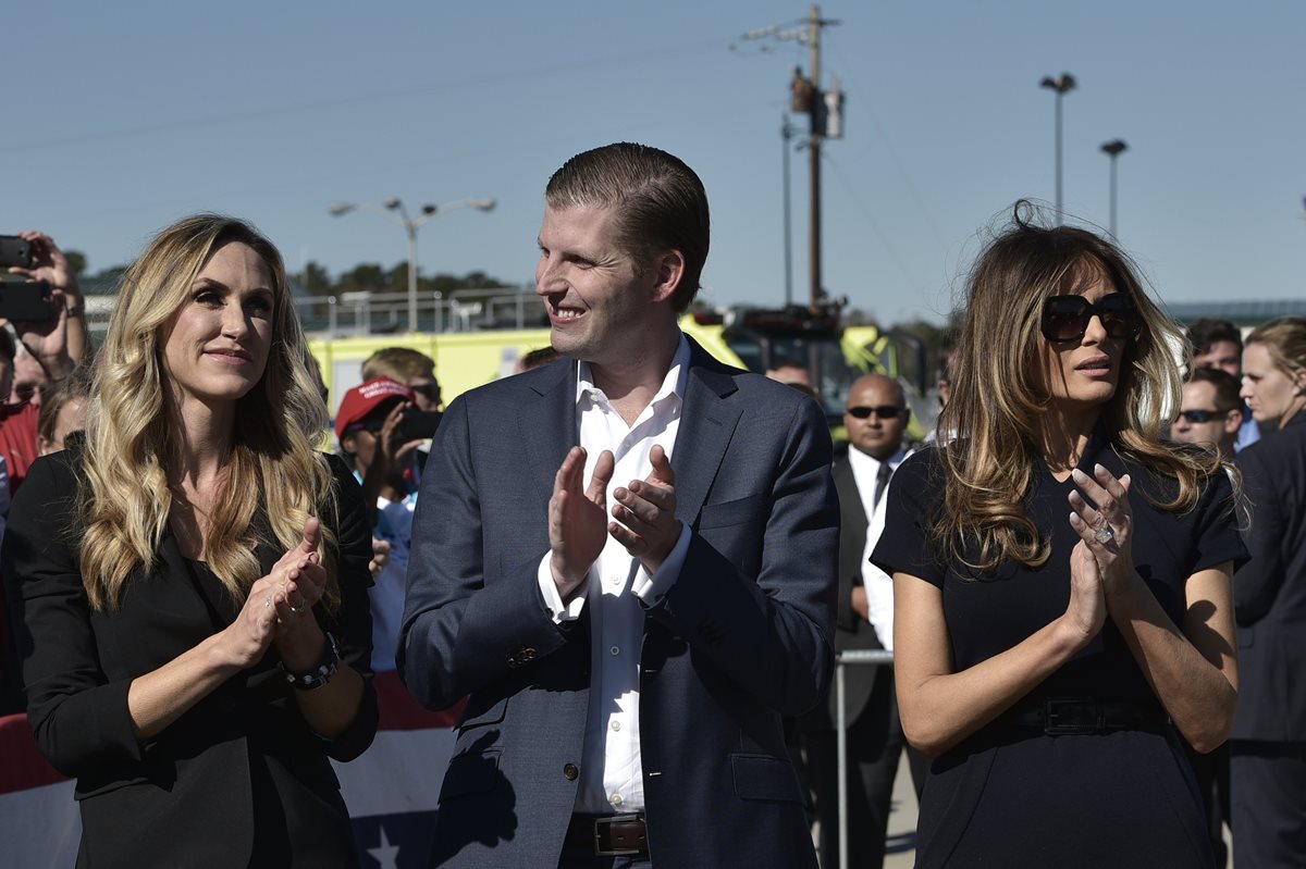 Eric Trump (c), durante una actividad de campaña junto a su esposa Lara Yunaska(i), y Melania Trump (d). Foto Prensa Libre: AFP).