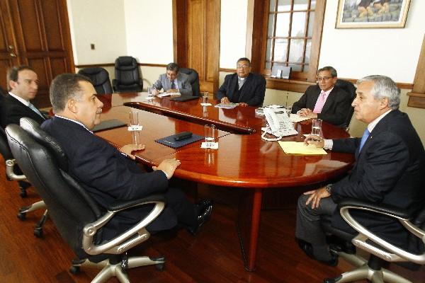 JORGE DE León Duque, Estuardo Gálvez —Izq.—, Óscar Julio Vian y Jorge Morales  —Der.— hablan con  el presidente Otto Pérez Molina, en la Casa Presidencial.