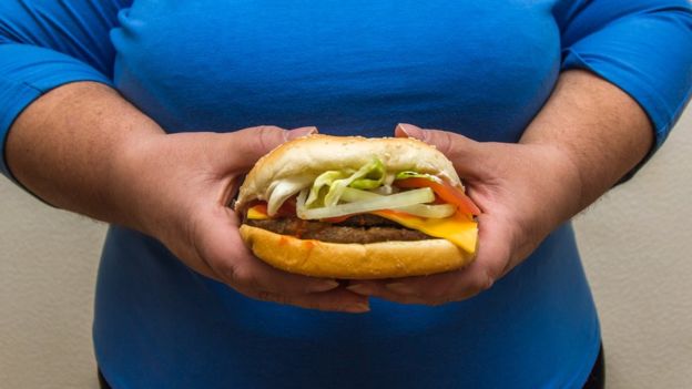 Los obesos le sienten menos gusto a la comida y esto los lleva en muchos casos a buscar alimentos con más azúcar y mayor contenido graso. (Foto Prensa Libre:GETTY IMAGES)