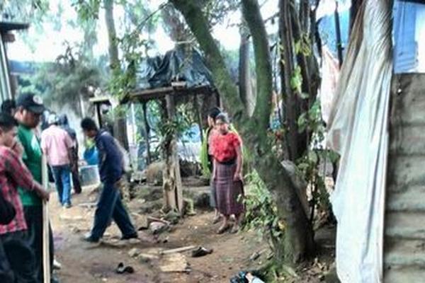 Los disturbios en los Pajoques comenzaron la madrugada de este sábado. (Foto Prensa Libre: Ángel Sas)