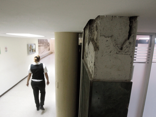 El deterioro del edificio conocido como 10-57 se evidencia en malas conexiones y estructuras.