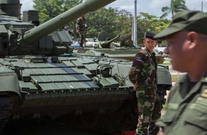 Uno de los tanques T-72B1 está en exhibición en Managua desde el lunes. AFP GETTY