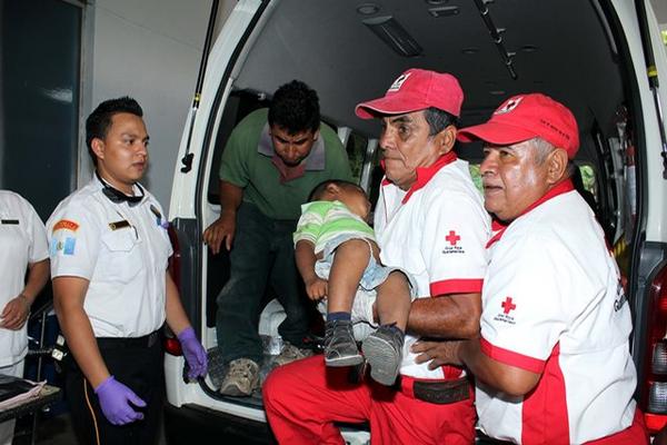 Un menor de 11 años murió este sábado y diez personas más quedaron heridas en un accidente en El Palmar, Retalhuleu, cuando el picop en el que viajaban volcó por desperfectos en el sistema de frenos. (Foto Prensa Libre, Rolando Miranda)<br _mce_bogus="1"/>