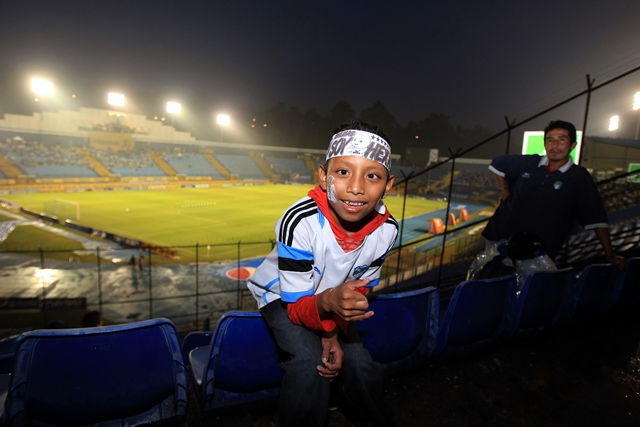 Edison Edmilson Hernández es un aficionado especial de Comunicaciones. (Foto Prensa Libre: Carlos Vicente)