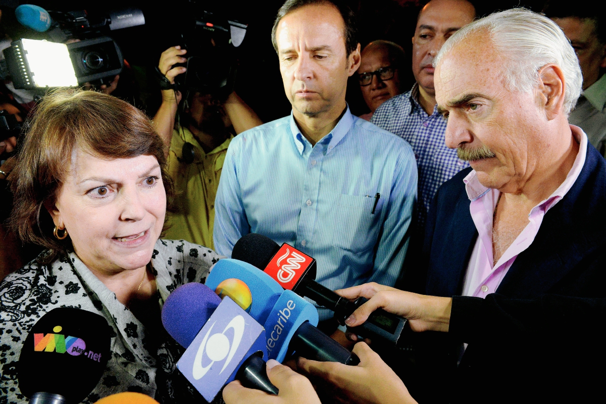 La esposa del líder de la oposición venezolana Antonio Ledezma, Mitzy Capriles (izq) saluda a los expresidentes de Bolivia Jorge Quiroga (cent) y de Colombia, Andrés Pastrana. (Foto Prensa Libre:AFP)
