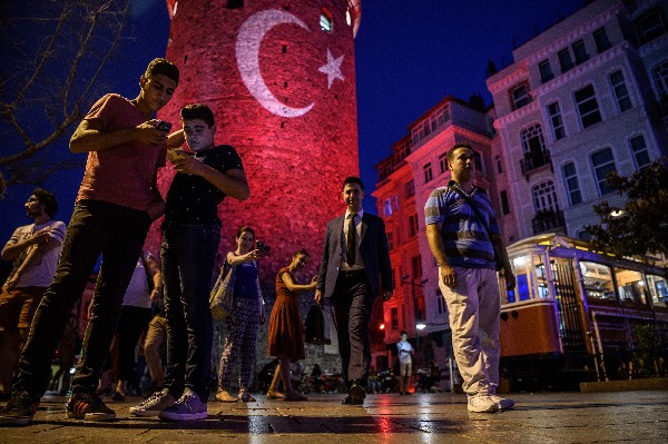 Varias personas se toman fotos cerca de la Torre de Gálata, en Estambul. (Foto Prensa Libre: AFP).