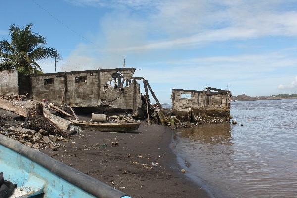 Una de las viviendas que han sido destruidas por río