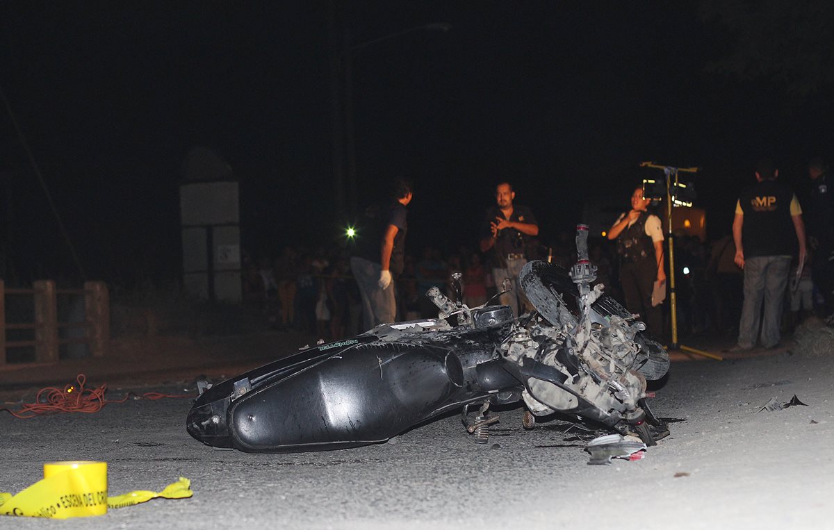 Esta es la motocicleta en la que viajaban los tres hombres que se accidentaron. (Foto Prensa Libre: Dony Stewart)