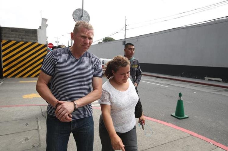 El ruso Igor Bitkov junto con su abogada Victoria Sandoval. (Foto Prensa Libre: Hemeroteca)