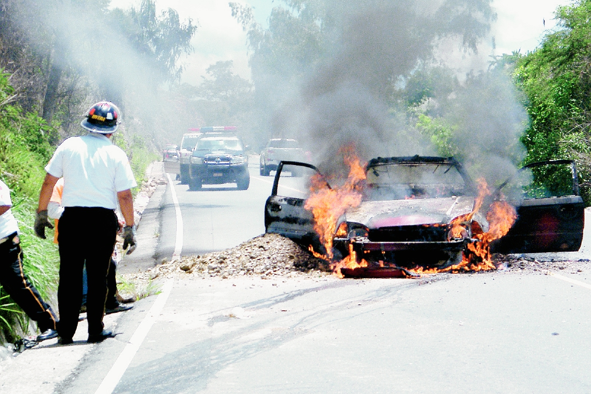 Fuego destruye vehículo en la ruta entre Sanarate y Sansare, El Progreso. (Foto Prensa Libre: Héctor Contreras)