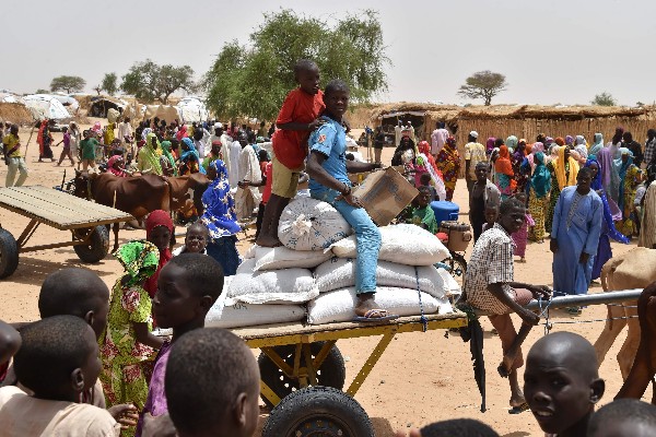 Nigerianos esperan la distribución de alimentos en el campo de refugiados en Asanga Diffa.(Foto Prensa Libre:AFP).
