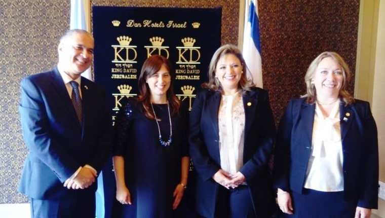 Canciller Sandra Jovel y vicecanciller de Israel, Tzipi Hotovely, luego de una reunión sobre cooperación. (Foto Prensa Libre: Minex)
