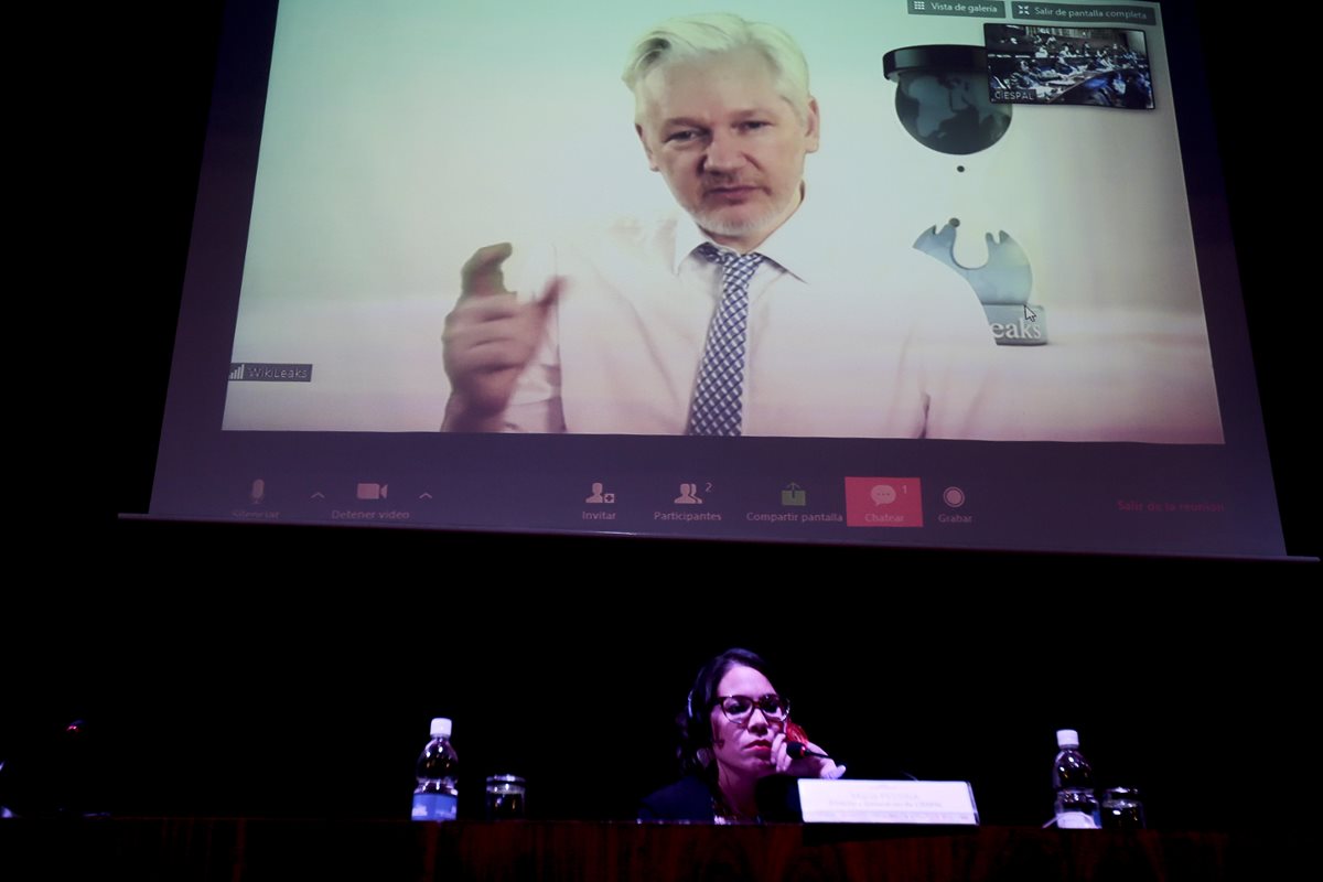 Julián Assange aparece durante una videoconferencia desde la embajada de Ecuador en Londres.(Foto Prensa Libre: EFE).