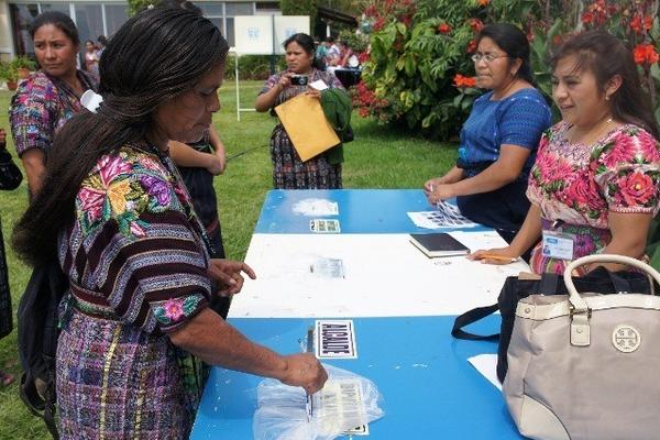 Una mujer deposita la papeleta luego de haber votado en la elección de representantes titular y suplente de organizaciones de mujeres de Sololá. (Foto Prensa Libre: Ángel Julajuj) <br _mce_bogus="1"/>