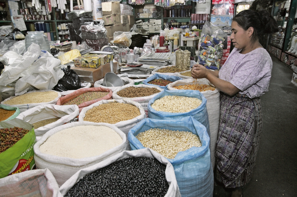 El precios de los granos básicos aumentaron en febrero, aunque hay suficientes abastecimiento en los mercados algunas familias productoras ya no posee reservas. (Foto, Prensa Libre: Alvaro Interiano).