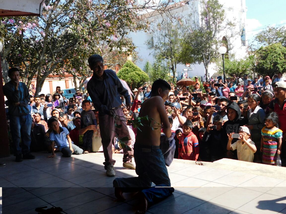 Salvador López fue azotado en el parque La Unión, sindicado de intentar robar en una tienda. (Foto Prensa Libre: Héctor Cordero)
