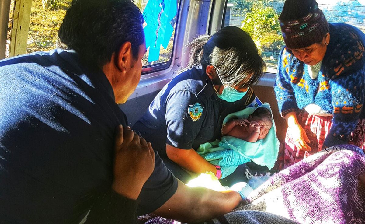 Bomberos atienden a mujer y su bebé que nació cuando era trasladada hacia un hospital en Sololá. (Foto Prensa Libre: Ángel Julajuj)