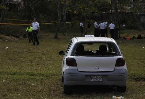 El taxi quedó con los vidrios destrozados y a pocos metros fue lanzado el cadáver. (Foto Prensa Libre: Óscar Rivas)