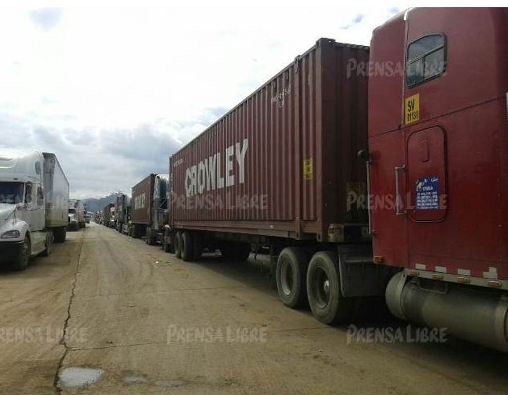 Fila de tráileres en el ingreso a la portuaria Santo Tomás de Castilla, en Puerto Barrios, Izabal. (Foto Prensa Libre: Edwin Perdomo).