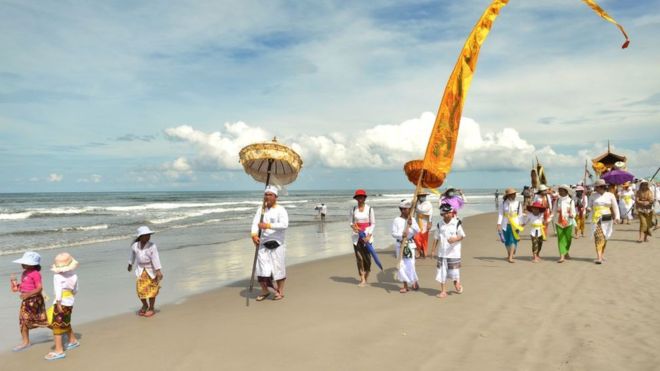 Los hinduistas de Bali van a la playa antes del Día del Silencio, para prepararse para el Año Nuevo. AFP