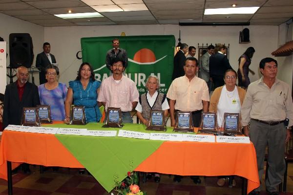 Los  galardonados, durante  el homenaje  que  organizó  la auxiliatura de la PDH  de Jalapa.