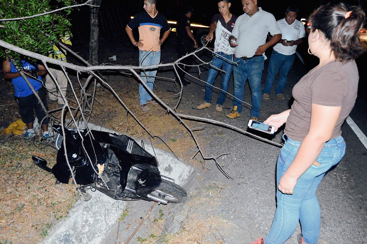 Una motocicleta  en la que viajaba un joven que murió atacado a balazos, fue localizada a 50 metros del cadáver. (Foto Prensa Libre: Víctor Gómez)