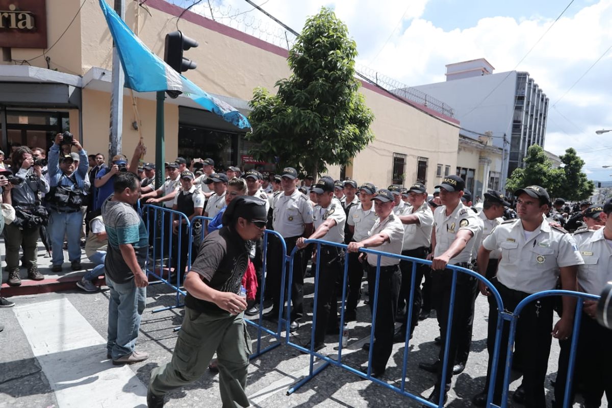 Una considerable cantidad de policías vigiló las afuera del Congreso. (Foto Prensa Libre: Érick Ávila)