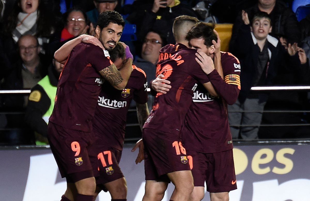 Los jugadores del FC Barcelona celebran el primer gol del partido anotado por Luis Suárez. (Foto Prensa Libre: AFP)