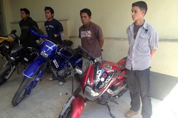 Los cuatro presuntos robamotos capturados permanecen en la subestación de Cobán. (Foto Prensa Libre: Eduardo Sam) <br _mce_bogus="1"/>