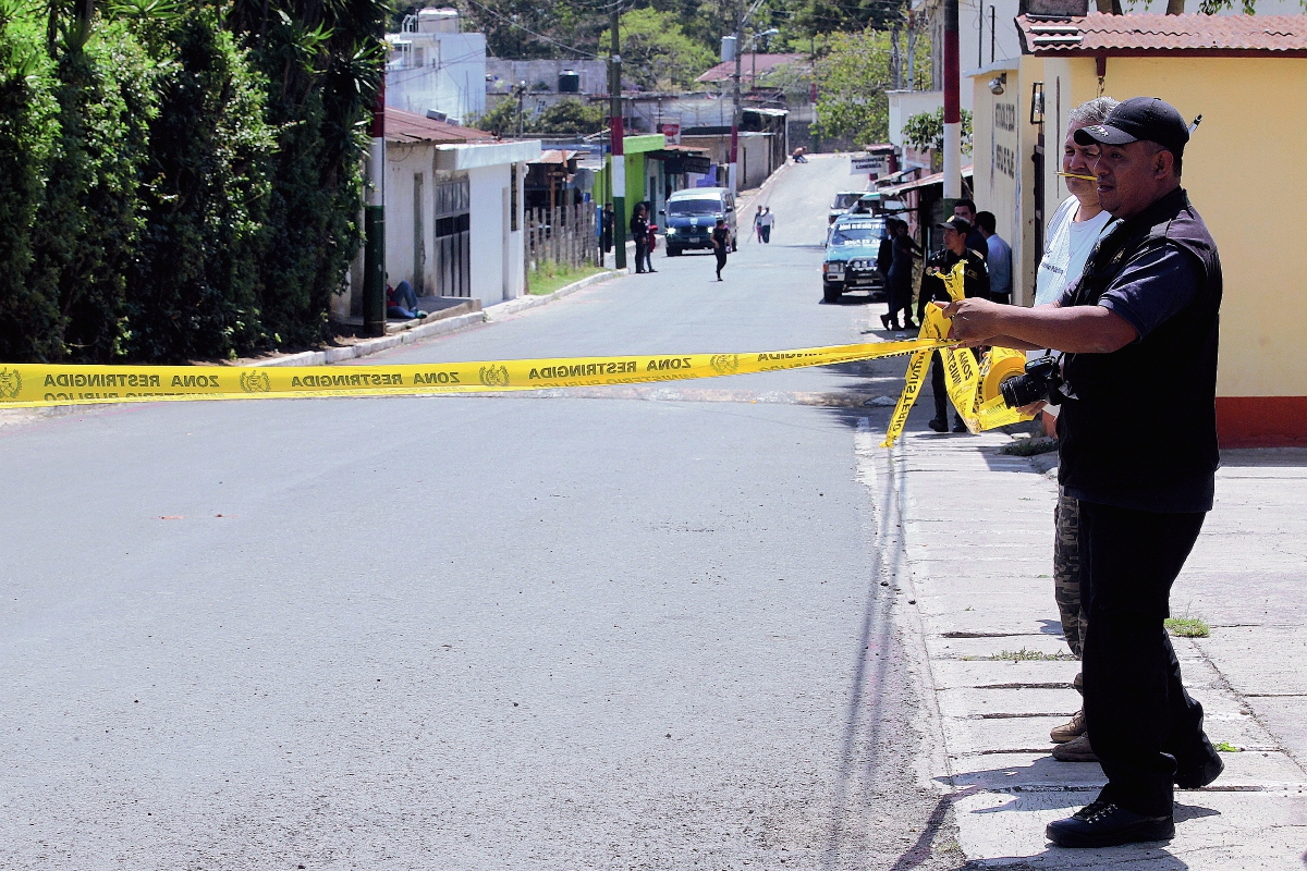 Un fiscal del MP delmita la escena donde murió a balazos un hombre en Fraijanes. (Foto Prensa Libre: Hemeroteta PL)