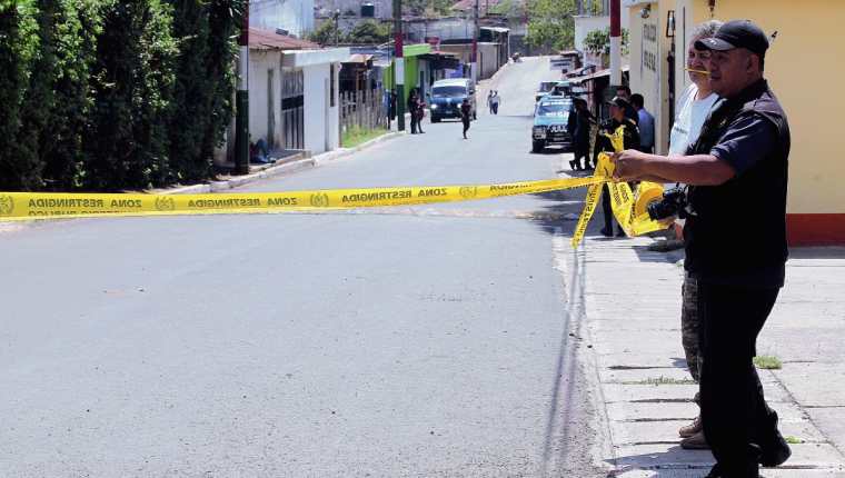 Un fiscal del MP delmita la escena donde murió a balazos un hombre en Fraijanes. (Foto Prensa Libre: Hemeroteta PL)