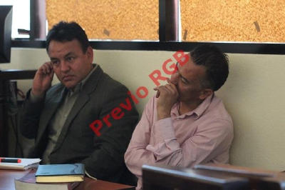 Mynor Manuel López Barrios (derecha) junto a su abogado en salón dos del Tribunal de Sentencia en la cabecera de Huehuetenango. (Foto Prensa Libre: Mike Castillo)