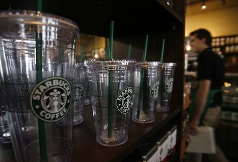 Ubicada en Condado Concepción, la primera tienda de la cadena estadounidense, Starbucks, abrió este sábado. (Foto Prensa Libre. Erlie Castillo).