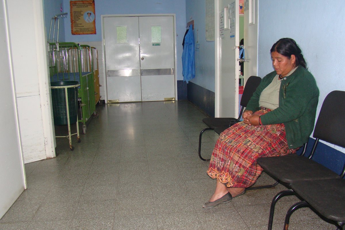 Roselia Chávez, tía de los menores fallecidos, espera noticias de su hermana internada en el intensivo del hospital de San Marcos.(Foto Prensa Libre: Whitmer Barrera)